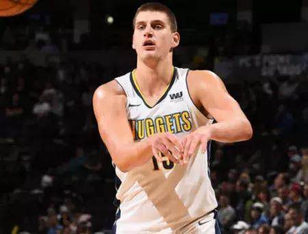 行突破内线 行突破内线