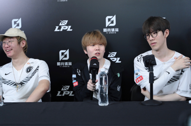 他们束手无 他们束手无